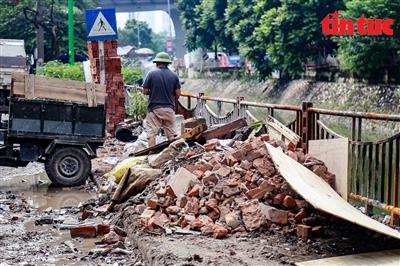Hà Nội: Xe tự chế vô tư đổ trộm phế thải vật liệu xây dựng 